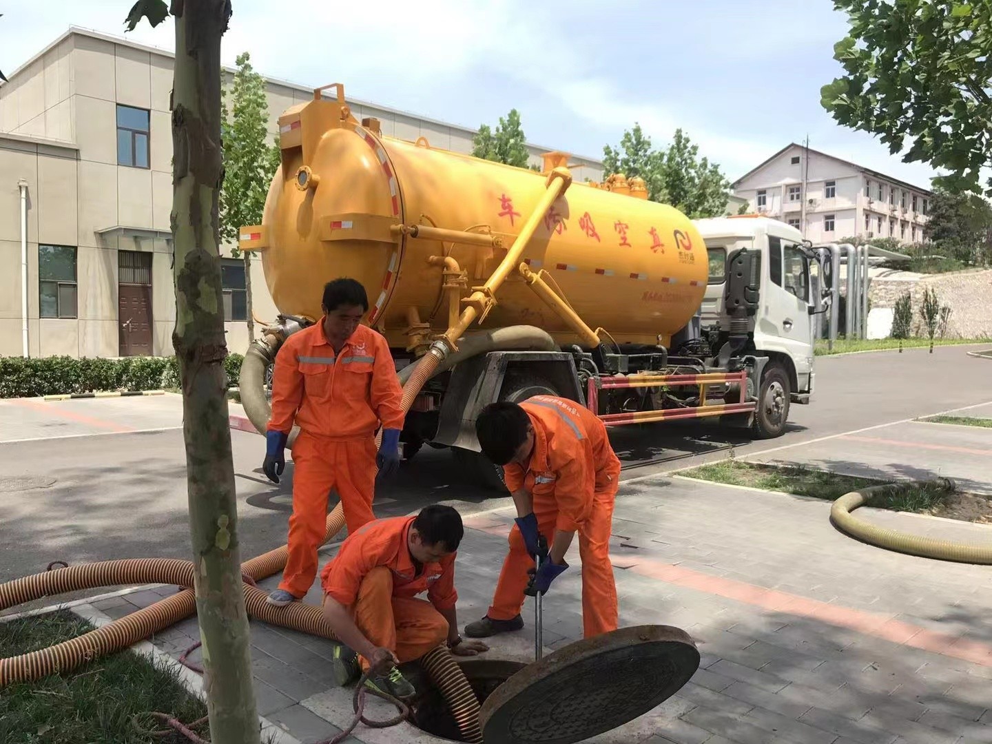 彭场镇化粪池清理与5-8吨吸粪车施工效率分析